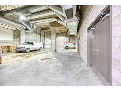 3305-210 15 Avenue Se, Calgary, AB - Indoor Photo Showing Garage