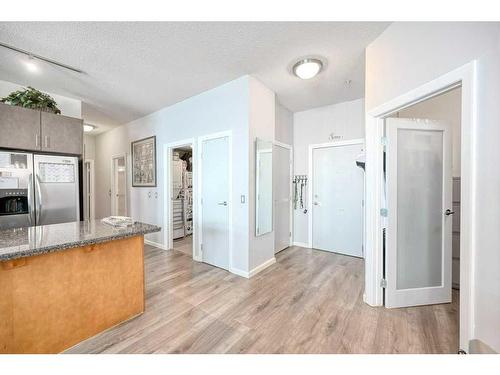 3305-210 15 Avenue Se, Calgary, AB - Indoor Photo Showing Kitchen