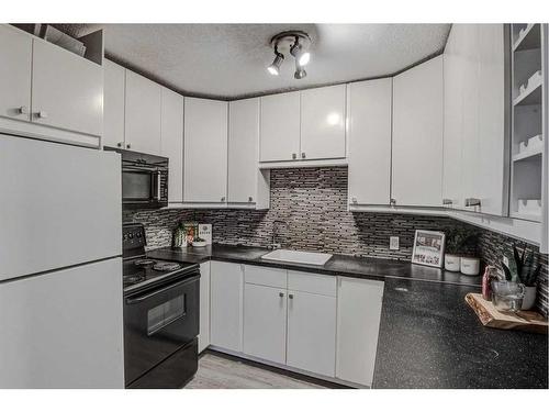 3-310 22 Avenue Sw, Calgary, AB - Indoor Photo Showing Kitchen