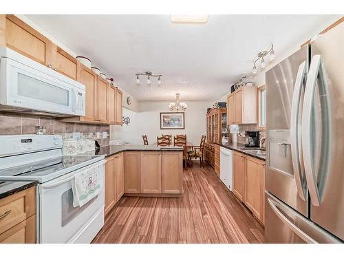 7611 Farrell Road Se, Calgary, AB - Indoor Photo Showing Kitchen