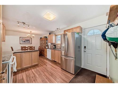 7611 Farrell Road Se, Calgary, AB - Indoor Photo Showing Kitchen