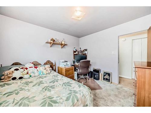 7611 Farrell Road Se, Calgary, AB - Indoor Photo Showing Bedroom