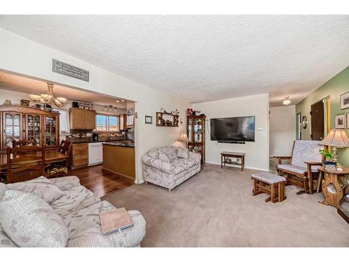 7611 Farrell Road Se, Calgary, AB - Indoor Photo Showing Living Room