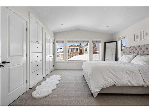 2423 33 Street Sw, Calgary, AB - Indoor Photo Showing Bedroom