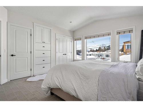 2423 33 Street Sw, Calgary, AB - Indoor Photo Showing Bedroom