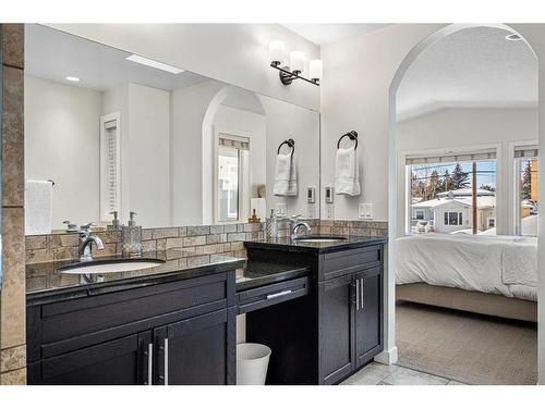 2423 33 Street Sw, Calgary, AB - Indoor Photo Showing Bathroom