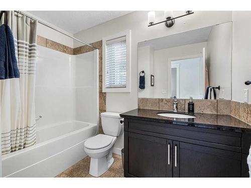 2423 33 Street Sw, Calgary, AB - Indoor Photo Showing Bathroom