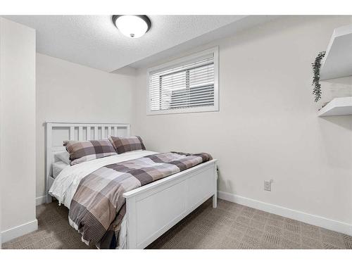 2423 33 Street Sw, Calgary, AB - Indoor Photo Showing Bedroom