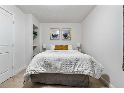 2423 33 Street Sw, Calgary, AB - Indoor Photo Showing Bedroom