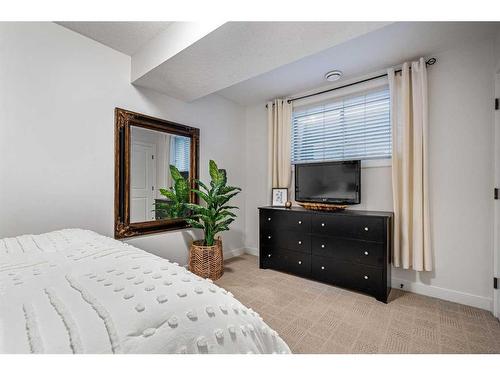 2423 33 Street Sw, Calgary, AB - Indoor Photo Showing Bedroom