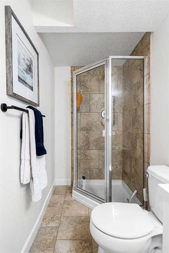 2423 33 Street Sw, Calgary, AB - Indoor Photo Showing Bathroom