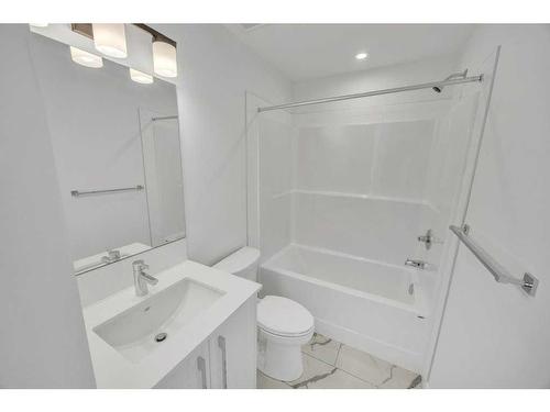 604 Dawson Drive, Chestermere, AB - Indoor Photo Showing Bathroom