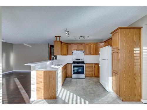 53 Shawnee Rise Sw, Calgary, AB - Indoor Photo Showing Kitchen