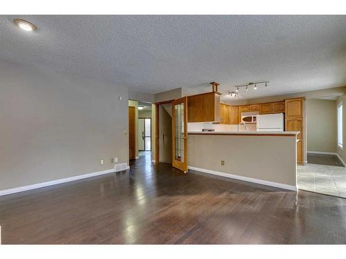 53 Shawnee Rise Sw, Calgary, AB - Indoor Photo Showing Kitchen