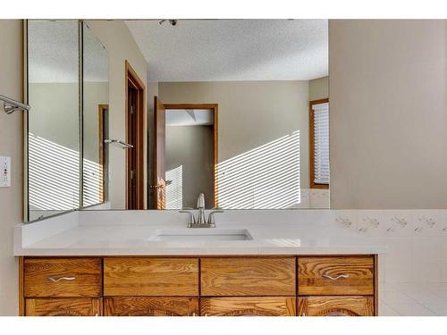 53 Shawnee Rise Sw, Calgary, AB - Indoor Photo Showing Bathroom