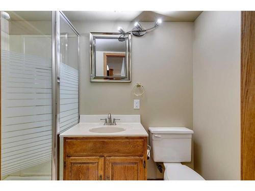 53 Shawnee Rise Sw, Calgary, AB - Indoor Photo Showing Bathroom