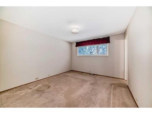 104 Brazeau Crescent Sw, Calgary, AB - Indoor Photo Showing Other Room