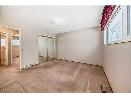 104 Brazeau Crescent Sw, Calgary, AB - Indoor Photo Showing Other Room