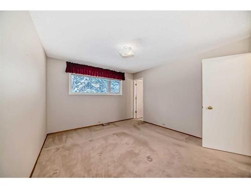 104 Brazeau Crescent Sw, Calgary, AB - Indoor Photo Showing Other Room