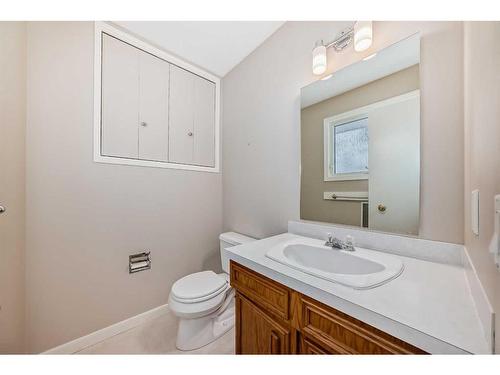 104 Brazeau Crescent Sw, Calgary, AB - Indoor Photo Showing Bathroom