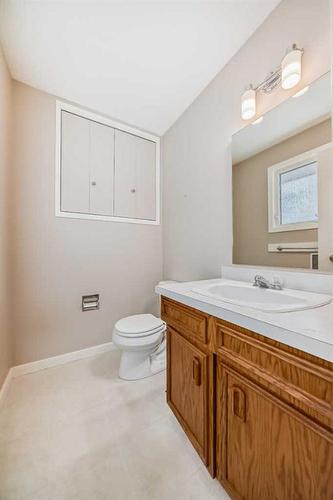 104 Brazeau Crescent Sw, Calgary, AB - Indoor Photo Showing Bathroom