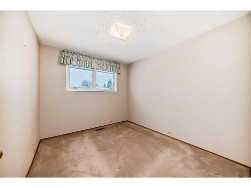 104 Brazeau Crescent Sw, Calgary, AB - Indoor Photo Showing Other Room