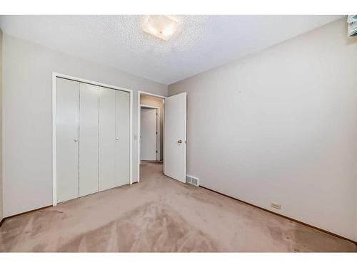 104 Brazeau Crescent Sw, Calgary, AB - Indoor Photo Showing Other Room