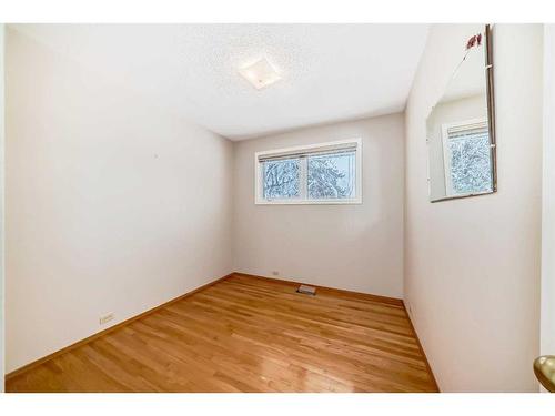 104 Brazeau Crescent Sw, Calgary, AB - Indoor Photo Showing Other Room