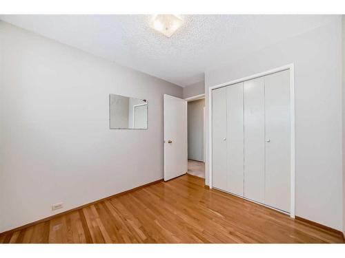 104 Brazeau Crescent Sw, Calgary, AB - Indoor Photo Showing Other Room