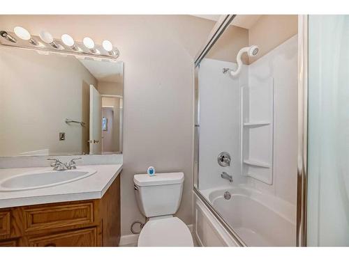 104 Brazeau Crescent Sw, Calgary, AB - Indoor Photo Showing Bathroom