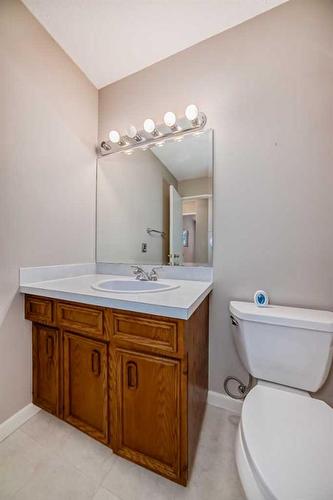 104 Brazeau Crescent Sw, Calgary, AB - Indoor Photo Showing Bathroom