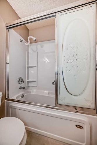 104 Brazeau Crescent Sw, Calgary, AB - Indoor Photo Showing Bathroom