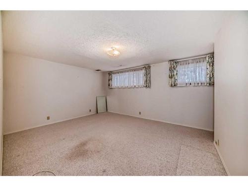 104 Brazeau Crescent Sw, Calgary, AB - Indoor Photo Showing Other Room