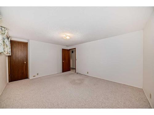 104 Brazeau Crescent Sw, Calgary, AB - Indoor Photo Showing Other Room