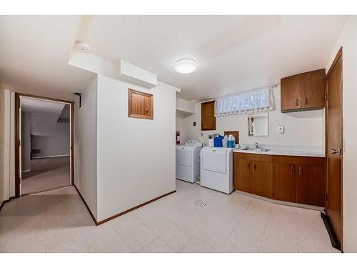 104 Brazeau Crescent Sw, Calgary, AB - Indoor Photo Showing Laundry Room