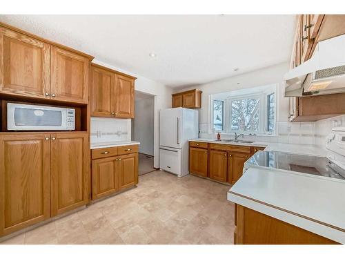 104 Brazeau Crescent Sw, Calgary, AB - Indoor Photo Showing Kitchen