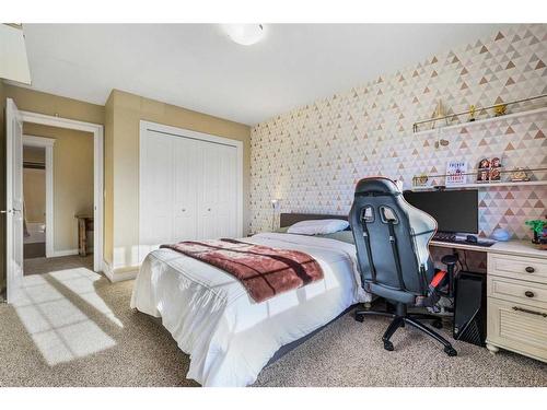 110 Ascot Crescent Sw, Calgary, AB - Indoor Photo Showing Bedroom