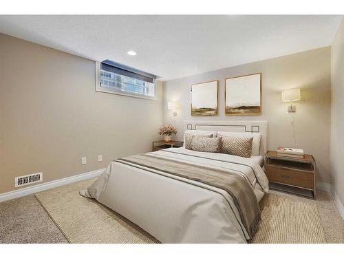 110 Ascot Crescent Sw, Calgary, AB - Indoor Photo Showing Bedroom