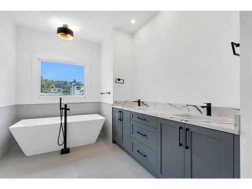 4626 20 Avenue Nw, Calgary, AB - Indoor Photo Showing Bathroom