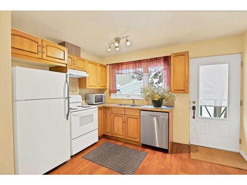 11216 Braniff Road Sw, Calgary, AB - Indoor Photo Showing Kitchen