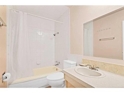 11216 Braniff Road Sw, Calgary, AB - Indoor Photo Showing Bathroom