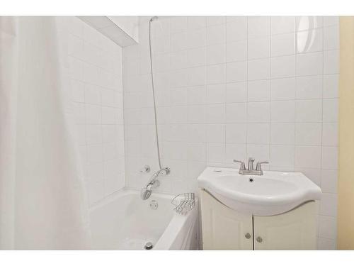 11216 Braniff Road Sw, Calgary, AB - Indoor Photo Showing Bathroom