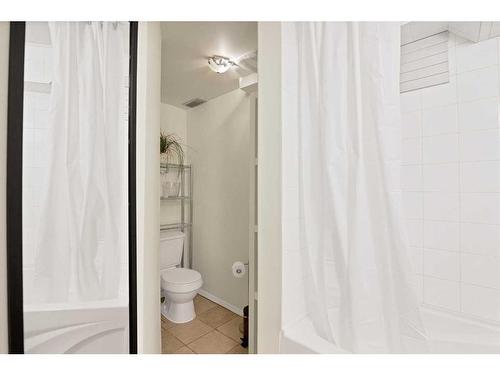 11216 Braniff Road Sw, Calgary, AB - Indoor Photo Showing Bathroom