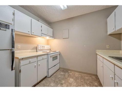 908-4944 Dalton Drive Nw, Calgary, AB - Indoor Photo Showing Kitchen