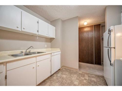 908-4944 Dalton Drive Nw, Calgary, AB - Indoor Photo Showing Kitchen With Double Sink