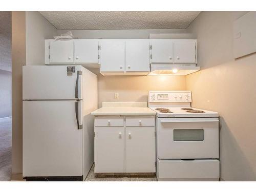 908-4944 Dalton Drive Nw, Calgary, AB - Indoor Photo Showing Kitchen