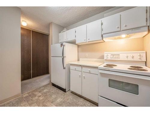 908-4944 Dalton Drive Nw, Calgary, AB - Indoor Photo Showing Kitchen