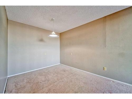 908-4944 Dalton Drive Nw, Calgary, AB - Indoor Photo Showing Other Room