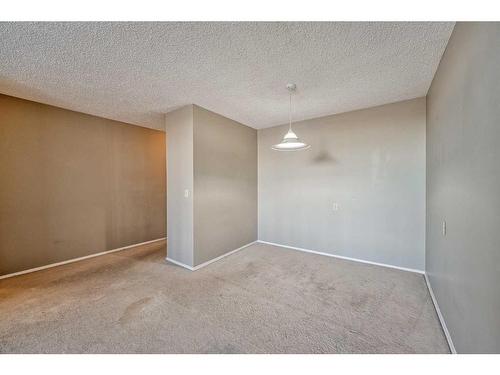 908-4944 Dalton Drive Nw, Calgary, AB - Indoor Photo Showing Other Room