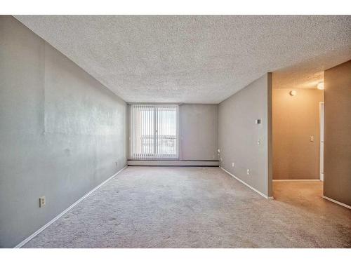 908-4944 Dalton Drive Nw, Calgary, AB - Indoor Photo Showing Other Room